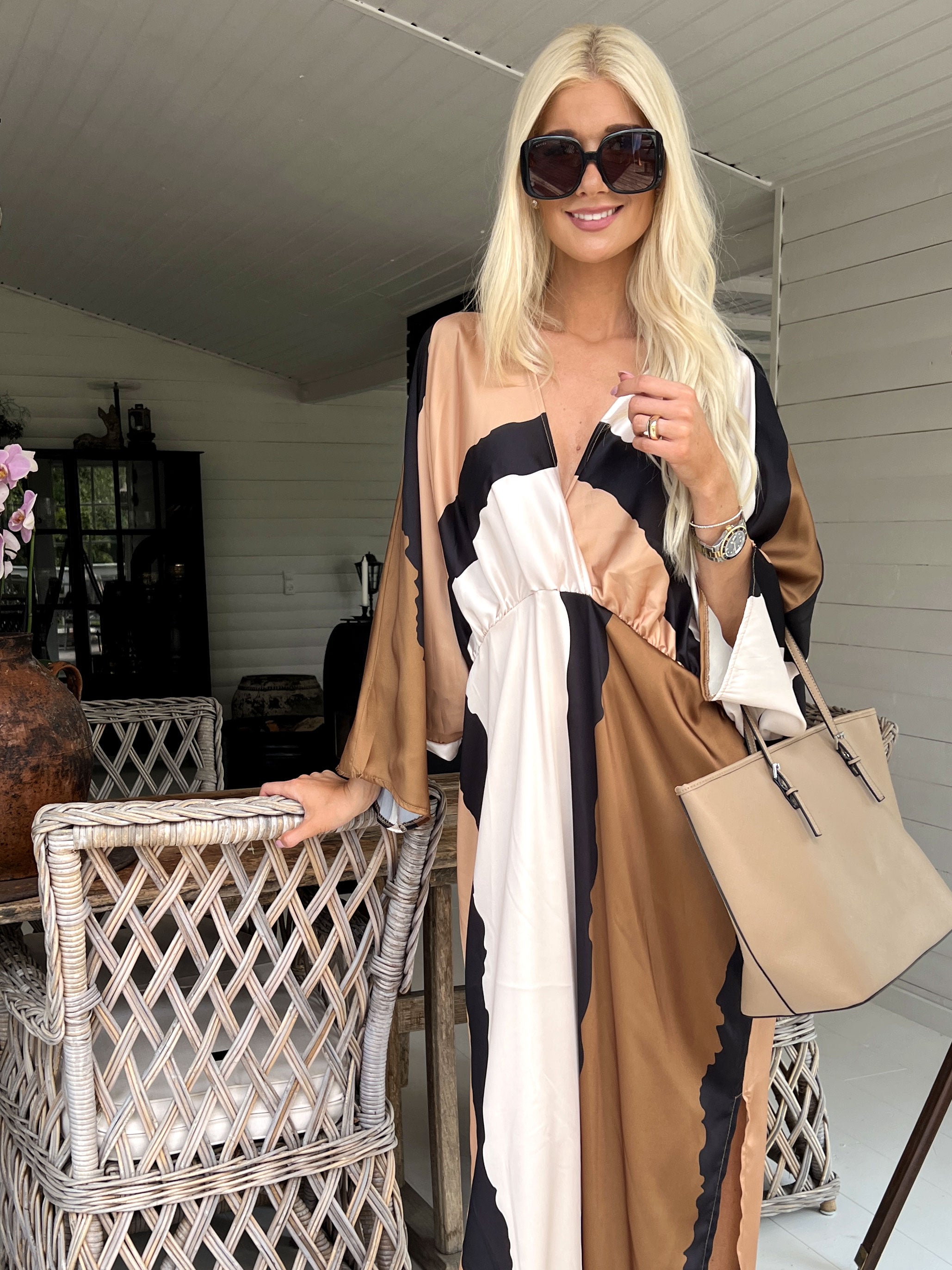 Dita - Lang smuk flerfarvet kjole i silkelook